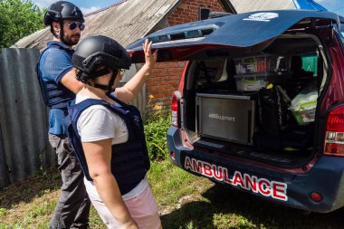 Kharkiv, Ukrayna, 19 Temmuz 2025 SAFE ve Dignitas Ukrayna adlı sivil toplum kuruluşları mobil klinikler işletiyorlar. Proje yöneticisi Paul Vazeux, yaşlıları ve engellileri tedavi eden Dr. Valeria Dolyk 'a eşlik ediyor.