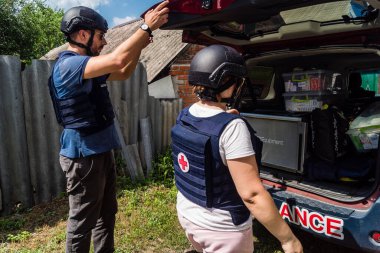 Kharkiv, Ukrayna, 19 Temmuz 2025 SAFE ve Dignitas Ukrayna adlı sivil toplum kuruluşları mobil klinikler işletiyorlar. Proje yöneticisi Paul Vazeux, yaşlıları ve engellileri tedavi eden Dr. Valeria Dolyk 'a eşlik ediyor.