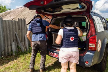 Kharkiv, Ukrayna, 19 Temmuz 2025 SAFE ve Dignitas Ukrayna adlı sivil toplum kuruluşları mobil klinikler işletiyorlar. Proje yöneticisi Paul Vazeux, yaşlıları ve engellileri tedavi eden Dr. Valeria Dolyk 'a eşlik ediyor.