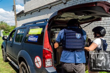 Kharkiv, Ukrayna, 19 Temmuz 2025 SAFE ve Dignitas Ukrayna adlı sivil toplum kuruluşları mobil klinikler işletiyorlar. Proje yöneticisi Paul Vazeux, yaşlıları ve engellileri tedavi eden Dr. Valeria Dolyk 'a eşlik ediyor.