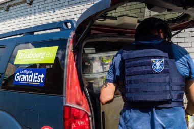 Kharkiv, Ukrayna, 19 Temmuz 2025 SAFE ve Dignitas Ukrayna adlı sivil toplum kuruluşları mobil klinikler işletiyorlar. Proje yöneticisi Paul Vazeux, yaşlıları ve engellileri tedavi eden Dr. Valeria Dolyk 'a eşlik ediyor.