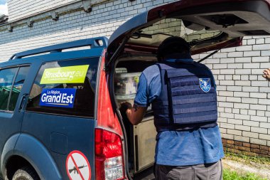 Kharkiv, Ukrayna, 19 Temmuz 2025 SAFE ve Dignitas Ukrayna adlı sivil toplum kuruluşları mobil klinikler işletiyorlar. Proje yöneticisi Paul Vazeux, yaşlıları ve engellileri tedavi eden Dr. Valeria Dolyk 'a eşlik ediyor.