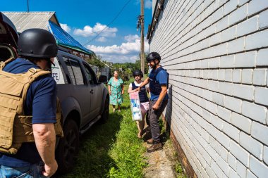 Kharkiv, Ukrayna, 19 Temmuz 2025 SAFE ve Dignitas Ukrayna adlı sivil toplum kuruluşları mobil klinikler işletiyorlar. Proje yöneticisi Paul Vazeux, yaşlıları ve engellileri tedavi eden Dr. Valeria Dolyk 'a eşlik ediyor.