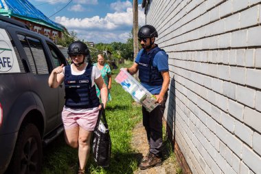 Kharkiv, Ukrayna, 19 Temmuz 2025 SAFE ve Dignitas Ukrayna adlı sivil toplum kuruluşları mobil klinikler işletiyorlar. Proje yöneticisi Paul Vazeux, yaşlıları ve engellileri tedavi eden Dr. Valeria Dolyk 'a eşlik ediyor.