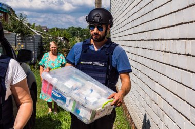 Kharkiv, Ukrayna, 19 Temmuz 2025 SAFE ve Dignitas Ukrayna adlı sivil toplum kuruluşları mobil klinikler işletiyorlar. Proje yöneticisi Paul Vazeux, yaşlıları ve engellileri tedavi eden Dr. Valeria Dolyk 'a eşlik ediyor.