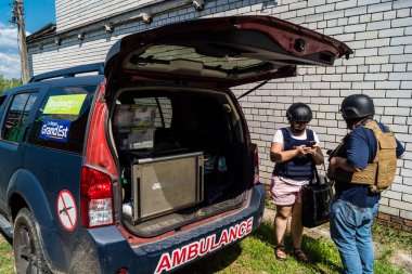 Kharkiv, Ukrayna, 19 Temmuz 2025 SAFE ve Dignitas Ukrayna adlı sivil toplum kuruluşları mobil klinikler işletiyorlar. Proje yöneticisi Paul Vazeux, yaşlıları ve engellileri tedavi eden Dr. Valeria Dolyk 'a eşlik ediyor.