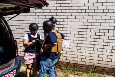 Kharkiv, Ukrayna, 19 Temmuz 2025 SAFE ve Dignitas Ukrayna adlı sivil toplum kuruluşları mobil klinikler işletiyorlar. Proje yöneticisi Paul Vazeux, yaşlıları ve engellileri tedavi eden Dr. Valeria Dolyk 'a eşlik ediyor.