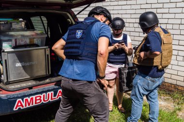 Kharkiv, Ukrayna, 19 Temmuz 2025 SAFE ve Dignitas Ukrayna adlı sivil toplum kuruluşları mobil klinikler işletiyorlar. Proje yöneticisi Paul Vazeux, yaşlıları ve engellileri tedavi eden Dr. Valeria Dolyk 'a eşlik ediyor.