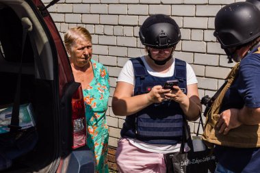 Kharkiv, Ukrayna, 19 Temmuz 2025 SAFE ve Dignitas Ukrayna adlı sivil toplum kuruluşları mobil klinikler işletiyorlar. Proje yöneticisi Paul Vazeux, yaşlıları ve engellileri tedavi eden Dr. Valeria Dolyk 'a eşlik ediyor.