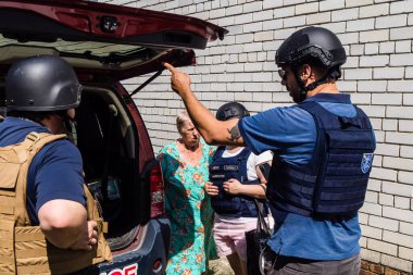 Kharkiv, Ukrayna, 19 Temmuz 2025 SAFE ve Dignitas Ukrayna adlı sivil toplum kuruluşları mobil klinikler işletiyorlar. Proje yöneticisi Paul Vazeux, yaşlıları ve engellileri tedavi eden Dr. Valeria Dolyk 'a eşlik ediyor.