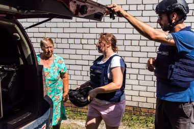 Kharkiv, Ukrayna, 19 Temmuz 2025 SAFE ve Dignitas Ukrayna adlı sivil toplum kuruluşları mobil klinikler işletiyorlar. Proje yöneticisi Paul Vazeux, yaşlıları ve engellileri tedavi eden Dr. Valeria Dolyk 'a eşlik ediyor.