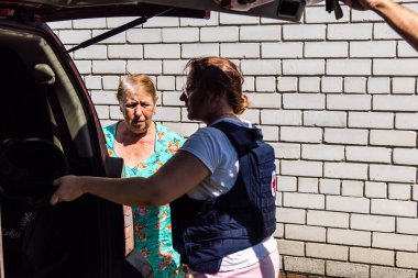 Kharkiv, Ukrayna, 19 Temmuz 2025 SAFE ve Dignitas Ukrayna adlı sivil toplum kuruluşları mobil klinikler işletiyorlar. Proje yöneticisi Paul Vazeux, yaşlıları ve engellileri tedavi eden Dr. Valeria Dolyk 'a eşlik ediyor.