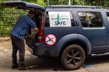 Kharkiv, Ukrayna, 19 Temmuz 2025 SAFE ve Dignitas Ukrayna adlı sivil toplum kuruluşları mobil klinikler işletiyorlar. Proje yöneticisi Paul Vazeux, yaşlıları ve engellileri tedavi eden Dr. Valeria Dolyk 'a eşlik ediyor.