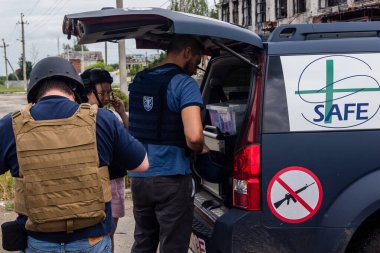 Kharkiv, Ukrayna, 19 Temmuz 2025 SAFE ve Dignitas Ukrayna adlı sivil toplum kuruluşları mobil klinikler işletiyorlar. Proje yöneticisi Paul Vazeux, yaşlıları ve engellileri tedavi eden Dr. Valeria Dolyk 'a eşlik ediyor.