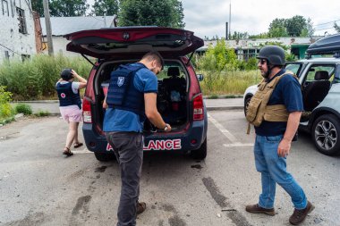 Kharkiv, Ukrayna, 19 Temmuz 2025 SAFE ve Dignitas Ukrayna adlı sivil toplum kuruluşları mobil klinikler işletiyorlar. Proje yöneticisi Paul Vazeux, yaşlıları ve engellileri tedavi eden Dr. Valeria Dolyk 'a eşlik ediyor.