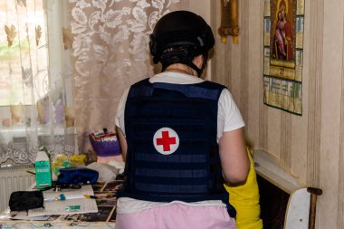 Kharkiv, Ukrayna, 19 Temmuz 2025 SAFE ve Dignitas Ukrayna adlı sivil toplum kuruluşları mobil klinikler işletiyorlar. Proje yöneticisi Paul Vazeux, yaşlıları ve engellileri tedavi eden Dr. Valeria Dolyk 'a eşlik ediyor.