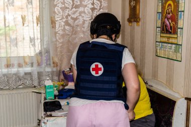 Kharkiv, Ukrayna, 19 Temmuz 2025 SAFE ve Dignitas Ukrayna adlı sivil toplum kuruluşları mobil klinikler işletiyorlar. Proje yöneticisi Paul Vazeux, yaşlıları ve engellileri tedavi eden Dr. Valeria Dolyk 'a eşlik ediyor.