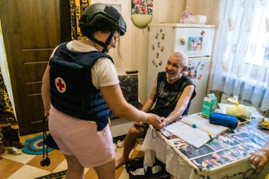 Kharkiv, Ukrayna, 19 Temmuz 2025 SAFE ve Dignitas Ukrayna adlı sivil toplum kuruluşları mobil klinikler işletiyorlar. Proje yöneticisi Paul Vazeux, yaşlıları ve engellileri tedavi eden Dr. Valeria Dolyk 'a eşlik ediyor.