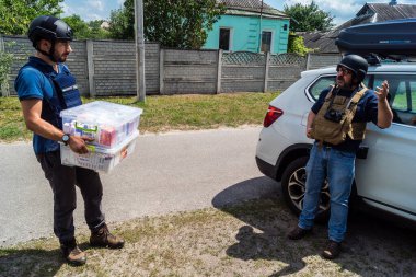 Kharkiv, Ukrayna, 19 Temmuz 2025 SAFE ve Dignitas Ukrayna adlı sivil toplum kuruluşları mobil klinikler işletiyorlar. Proje yöneticisi Paul Vazeux, yaşlıları ve engellileri tedavi eden Dr. Valeria Dolyk 'a eşlik ediyor.