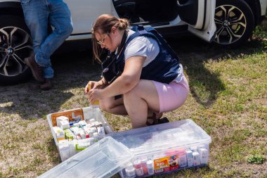 Kharkiv, Ukrayna, 19 Temmuz 2025 SAFE ve Dignitas Ukrayna adlı sivil toplum kuruluşları mobil klinikler işletiyorlar. Proje yöneticisi Paul Vazeux, yaşlıları ve engellileri tedavi eden Dr. Valeria Dolyk 'a eşlik ediyor.