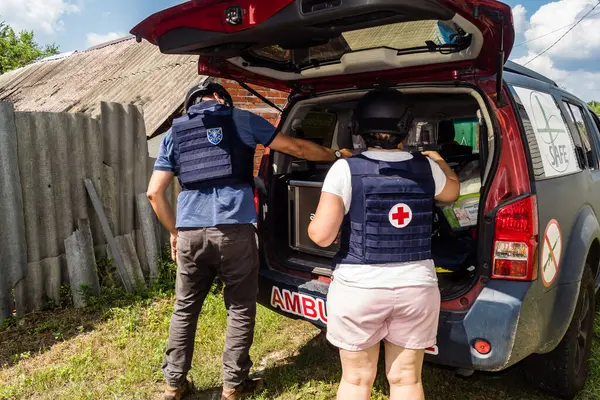 Kharkiv, Ukrayna, 19 Temmuz 2025 SAFE ve Dignitas Ukrayna adlı sivil toplum kuruluşları mobil klinikler işletiyorlar. Proje yöneticisi Paul Vazeux, yaşlıları ve engellileri tedavi eden Dr. Valeria Dolyk 'a eşlik ediyor.