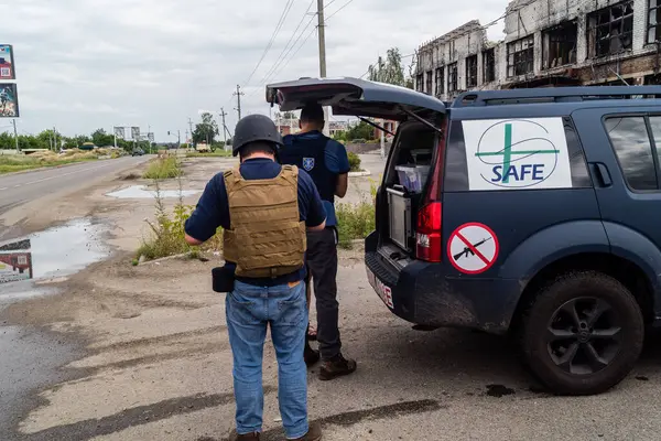Kharkiv, Ukrayna, 19 Temmuz 2025 SAFE ve Dignitas Ukrayna adlı sivil toplum kuruluşları mobil klinikler işletiyorlar. Proje yöneticisi Paul Vazeux, yaşlıları ve engellileri tedavi eden Dr. Valeria Dolyk 'a eşlik ediyor.