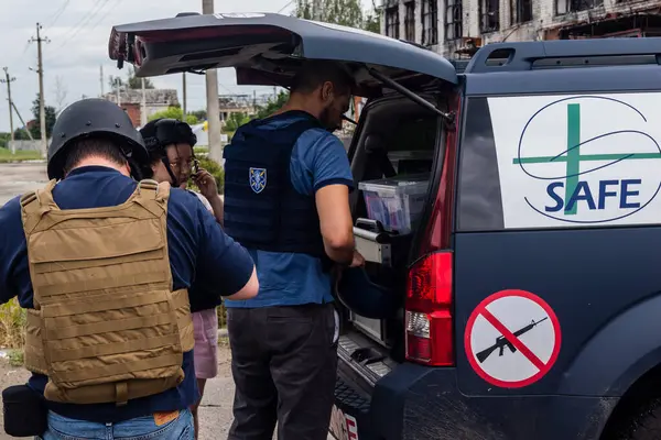 Kharkiv, Ukrayna, 19 Temmuz 2025 SAFE ve Dignitas Ukrayna adlı sivil toplum kuruluşları mobil klinikler işletiyorlar. Proje yöneticisi Paul Vazeux, yaşlıları ve engellileri tedavi eden Dr. Valeria Dolyk 'a eşlik ediyor.