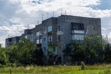 Ruska Lozova, Ukrayna, 22 Temmuz 2025 Rus insansız hava araçlarının saldırısına uğramış. Birçok bina hasar gördü ve sakinler güvenli bir yere kaçmak zorunda kaldı..