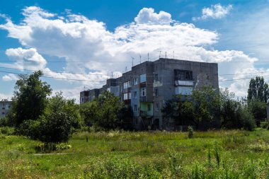 Ruska Lozova, Ukrayna, 22 Temmuz 2025 Rus insansız hava araçlarının saldırısına uğramış. Birçok bina hasar gördü ve sakinler güvenli bir yere kaçmak zorunda kaldı..