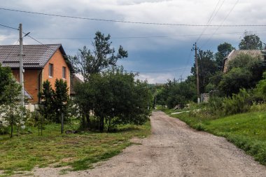 Ruska Lozova, Ukrayna, 22 Temmuz 2025 Rus insansız hava araçlarının saldırısına uğramış. Birçok bina hasar gördü ve sakinler güvenli bir yere kaçmak zorunda kaldı..