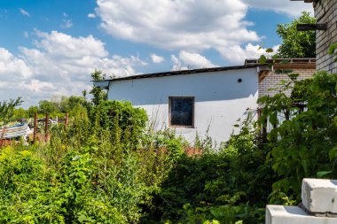 Ruska Lozova, Ukrayna, 22 Temmuz 2025 Rus insansız hava araçlarının saldırısına uğramış. Birçok bina hasar gördü ve sakinler güvenli bir yere kaçmak zorunda kaldı..