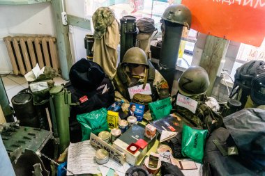 Kharkiv, Ukrayna, 22 Temmuz 2025. Savaş alanından çıkarılan belgeler ve mermiler gibi çeşitli Rus ordu eşyalarından oluşan askeri hatıralar. Bu eşyalar bir şeker dükkanında sergileniyor..