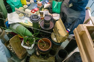 Kharkiv, Ukrayna, 22 Temmuz 2025. Savaş alanından çıkarılan belgeler ve mermiler gibi çeşitli Rus ordu eşyalarından oluşan askeri hatıralar. Bu eşyalar bir şeker dükkanında sergileniyor..