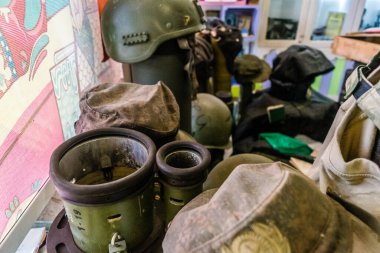 Kharkiv, Ukrayna, 22 Temmuz 2025. Savaş alanından çıkarılan belgeler ve mermiler gibi çeşitli Rus ordu eşyalarından oluşan askeri hatıralar. Bu eşyalar bir şeker dükkanında sergileniyor..