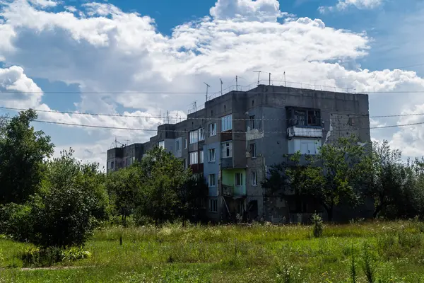 Ruska Lozova, Ukrayna, 22 Temmuz 2025 Rus insansız hava araçlarının saldırısına uğramış. Birçok bina hasar gördü ve sakinler güvenli bir yere kaçmak zorunda kaldı..