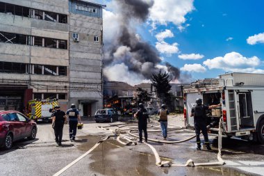 Kharkiv, Ukrayna, 24 Temmuz 2025 Kharkiv 'deki bina Rus KAB hava bombalarıyla Kharkiv şehir merkezine düştü. Hasar çok büyük, birkaç araba yanıyor ve camlar kırılıyor..