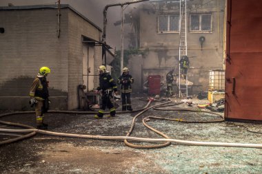 24 Temmuz 2025 'te Kharkiv, Ukrayna' da iki Rus KABS 'nin saldırısına uğrayan İtfaiyeciler karşılık verdi. Binalar ve arabalar yanıyor ve birçok pencere yıkıldı..