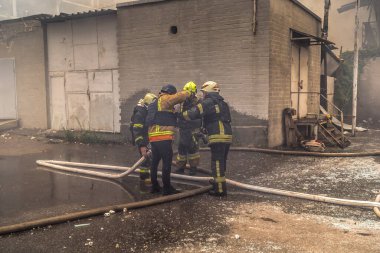 24 Temmuz 2025 'te Kharkiv, Ukrayna' da iki Rus KABS 'nin saldırısına uğrayan İtfaiyeciler karşılık verdi. Binalar ve arabalar yanıyor ve birçok pencere yıkıldı..