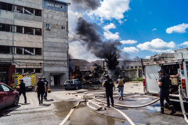 Kharkiv, Ukrayna, 24 Temmuz 2025 Kharkiv 'deki bina Rus KAB hava bombalarıyla Kharkiv şehir merkezine düştü. Hasar çok büyük, birkaç araba yanıyor ve camlar kırılıyor..