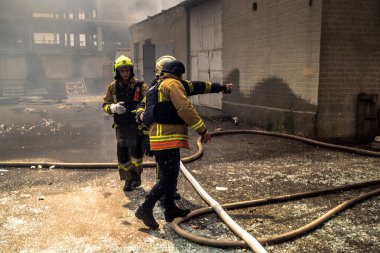 24 Temmuz 2025 'te Kharkiv, Ukrayna' da iki Rus KABS 'nin saldırısına uğrayan İtfaiyeciler karşılık verdi. Binalar ve arabalar yanıyor ve birçok pencere yıkıldı..