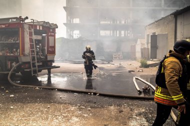 24 Temmuz 2025 'te Kharkiv, Ukrayna' da iki Rus KABS 'nin saldırısına uğrayan İtfaiyeciler karşılık verdi. Binalar ve arabalar yanıyor ve birçok pencere yıkıldı..