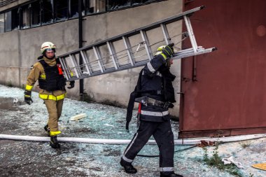 24 Temmuz 2025 'te Kharkiv, Ukrayna' da iki Rus KABS 'nin saldırısına uğrayan İtfaiyeciler karşılık verdi. Binalar ve arabalar yanıyor ve birçok pencere yıkıldı..