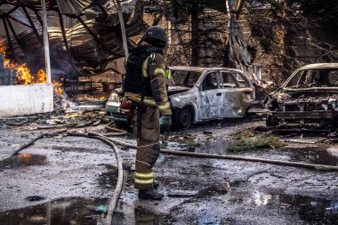 24 Temmuz 2025 'te Kharkiv, Ukrayna' da iki Rus KABS 'nin saldırısına uğrayan İtfaiyeciler karşılık verdi. Binalar ve arabalar yanıyor ve birçok pencere yıkıldı..