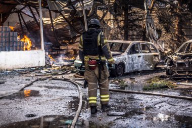 24 Temmuz 2025 'te Kharkiv, Ukrayna' da iki Rus KABS 'nin saldırısına uğrayan İtfaiyeciler karşılık verdi. Binalar ve arabalar yanıyor ve birçok pencere yıkıldı..
