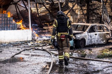 24 Temmuz 2025 'te Kharkiv, Ukrayna' da iki Rus KABS 'nin saldırısına uğrayan İtfaiyeciler karşılık verdi. Binalar ve arabalar yanıyor ve birçok pencere yıkıldı..