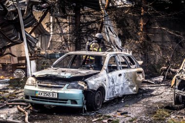 24 Temmuz 2025 'te Kharkiv, Ukrayna' da iki Rus KABS 'nin saldırısına uğrayan İtfaiyeciler karşılık verdi. Binalar ve arabalar yanıyor ve birçok pencere yıkıldı..
