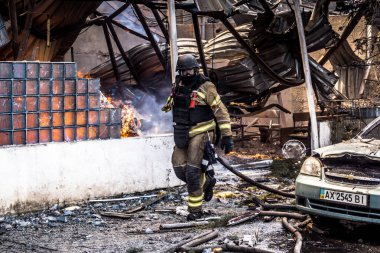 24 Temmuz 2025 'te Kharkiv, Ukrayna' da iki Rus KABS 'nin saldırısına uğrayan İtfaiyeciler karşılık verdi. Binalar ve arabalar yanıyor ve birçok pencere yıkıldı..