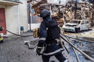 24 Temmuz 2025 'te Kharkiv, Ukrayna' da iki Rus KABS 'nin saldırısına uğrayan İtfaiyeciler karşılık verdi. Binalar ve arabalar yanıyor ve birçok pencere yıkıldı..