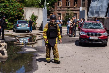 24 Temmuz 2025 'te Kharkiv, Ukrayna' da iki Rus KABS 'nin saldırısına uğrayan İtfaiyeciler karşılık verdi. Binalar ve arabalar yanıyor ve birçok pencere yıkıldı..