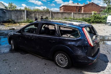 Kharkiv, Ukrayna, 24 Temmuz 2025 Kharkiv 'deki saldırı yerinde araçlar imha edildi. Binaya Rus KAB hava bombaları isabet etmiş. Hasar çok büyük. Sokak tamamen harap olmuştu..